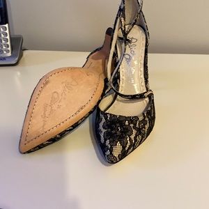Alice & Olivia black/bone lace dress heels